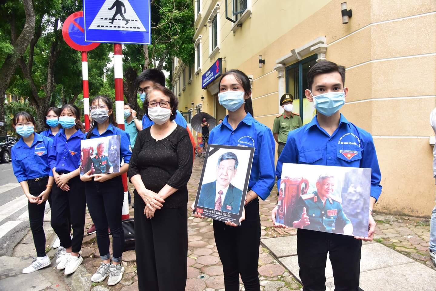 Người dân xúc động tiễn biệt nguyên Tổng Bí thư Lê Khả Phiêu